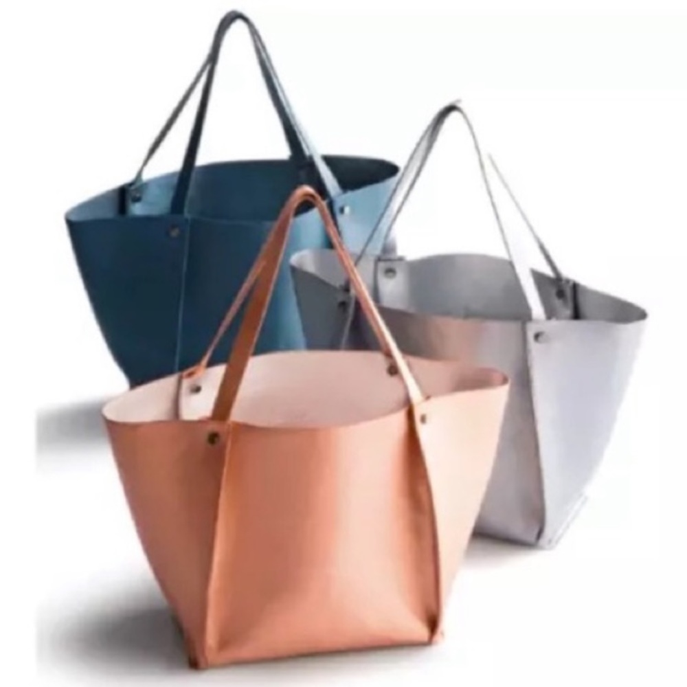 Neiman Marcus silver faux leather with handles tote bag - Picture 3 of 17